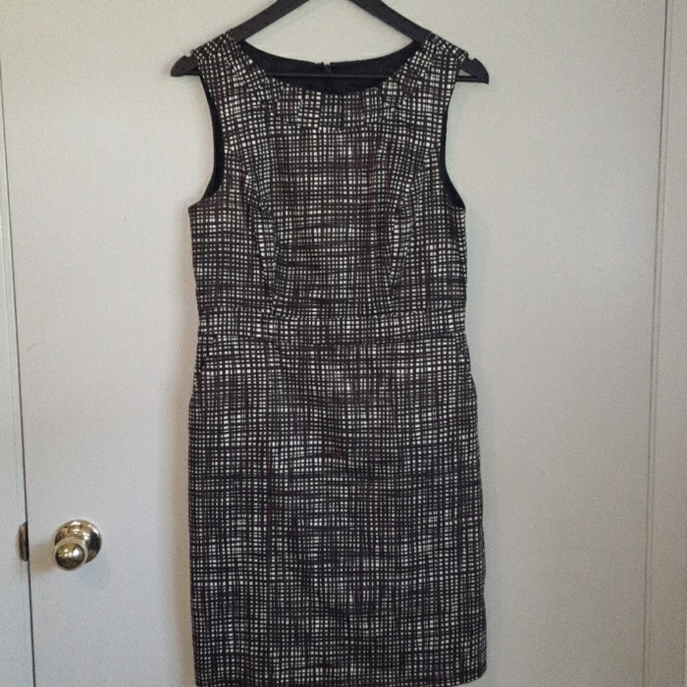 GORGEOUS FULLY LINED SHEATH DRESS